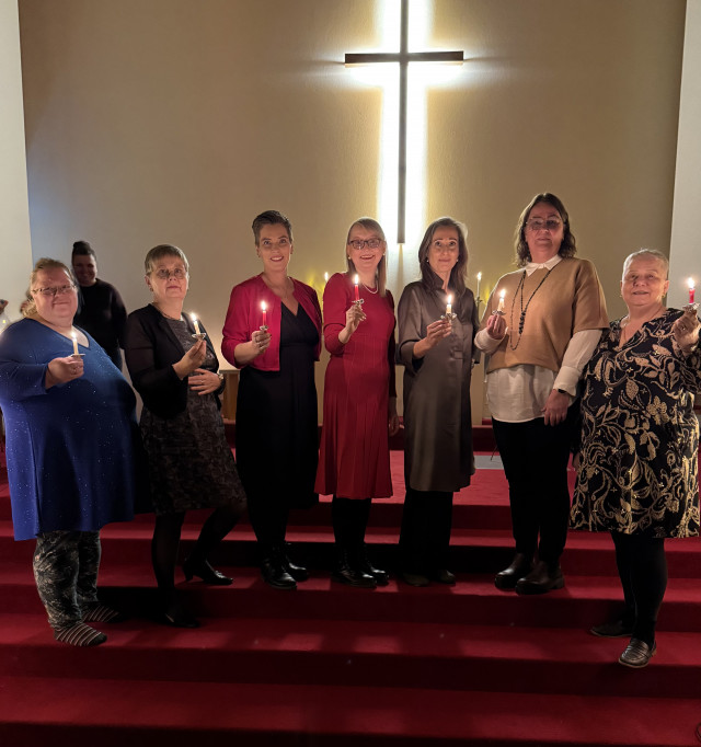 S�ngnemendur � a�ventukv�ldi.